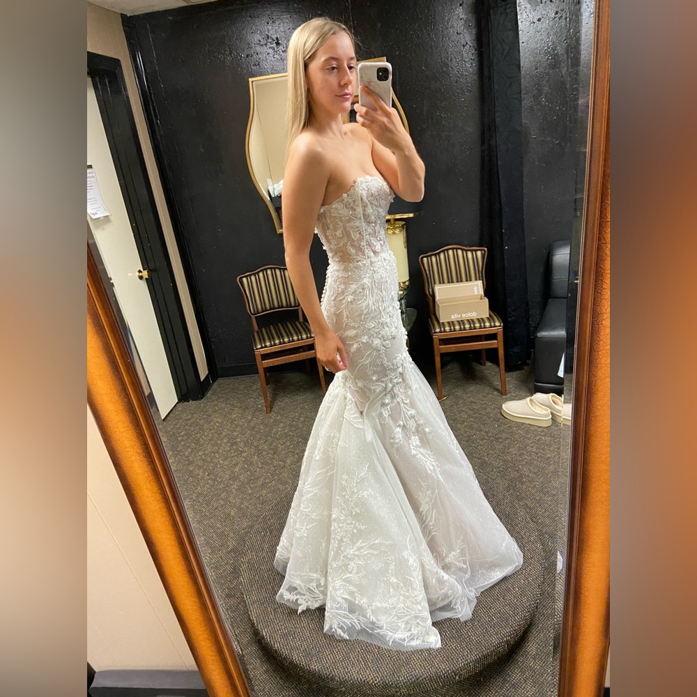 Elegant Strapless Wedding Gown